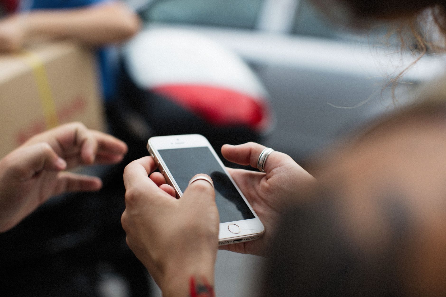 Aan de balie kijken we samen rustig naar je telefoon