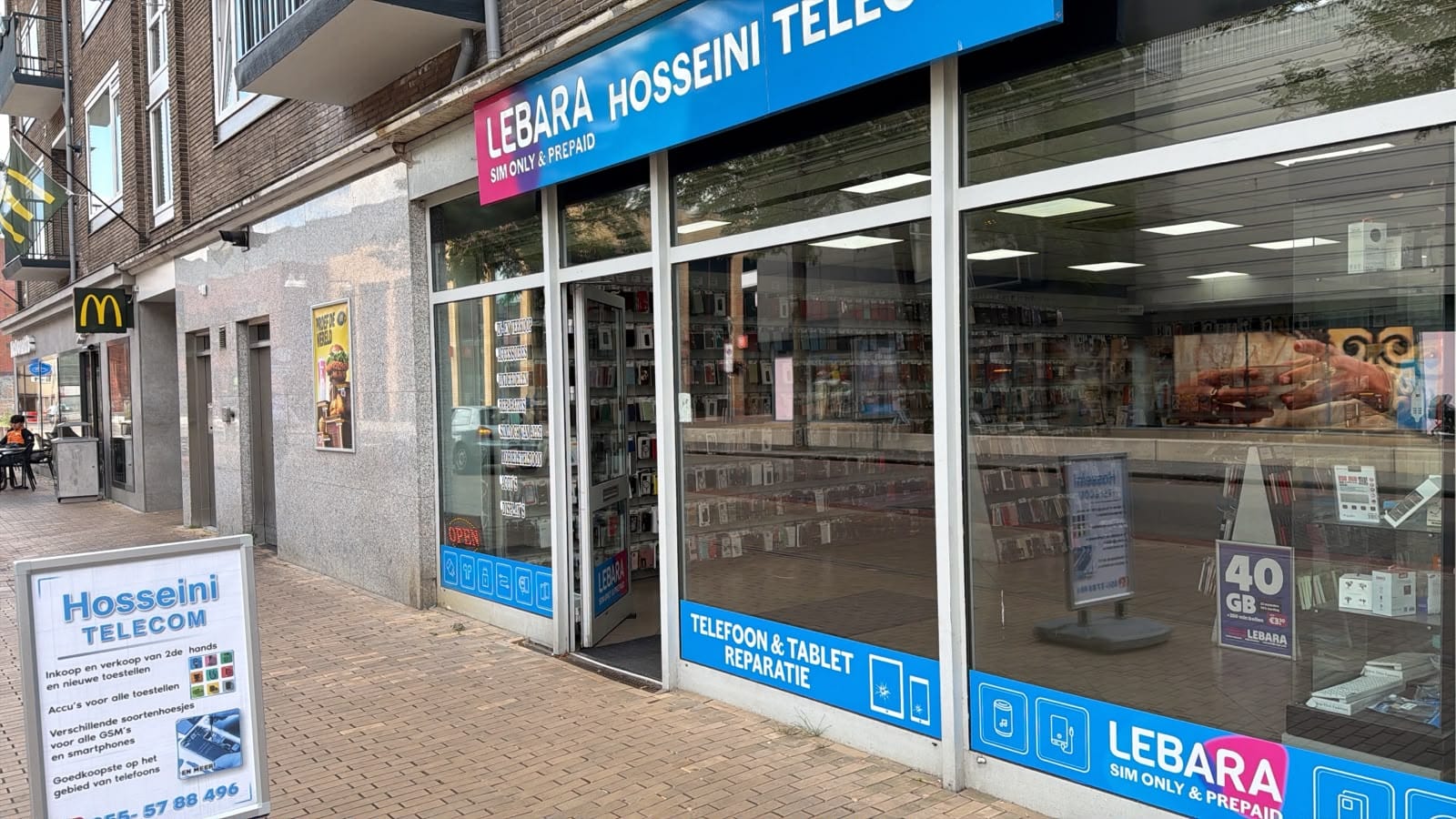De winkel van Hosseini Telecom met telefoon- en tabletreparatie