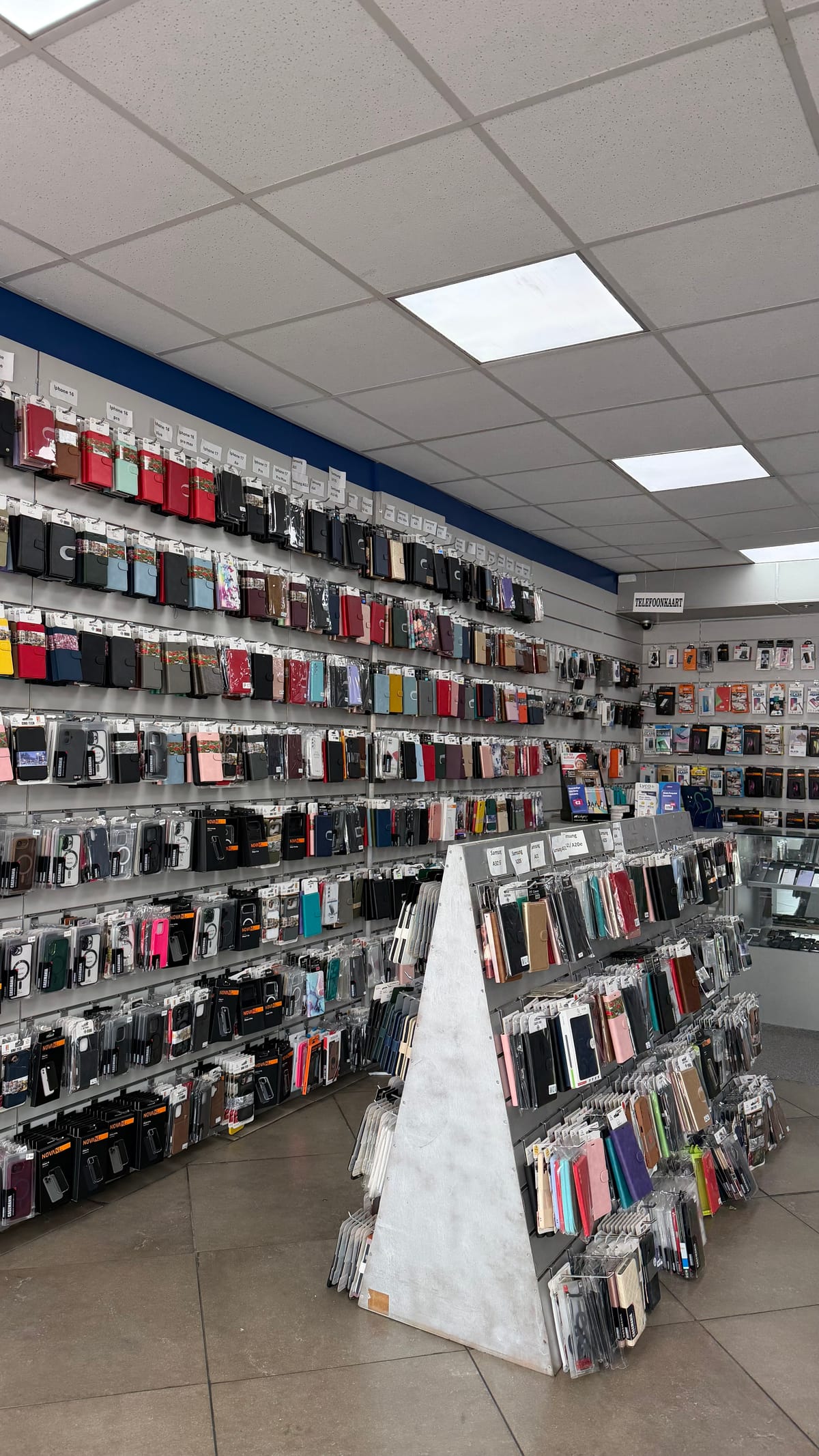 Overzicht van het accessoire-assortiment met hoesjes en screenprotectors in de winkel in het centrum van Apeldoorn