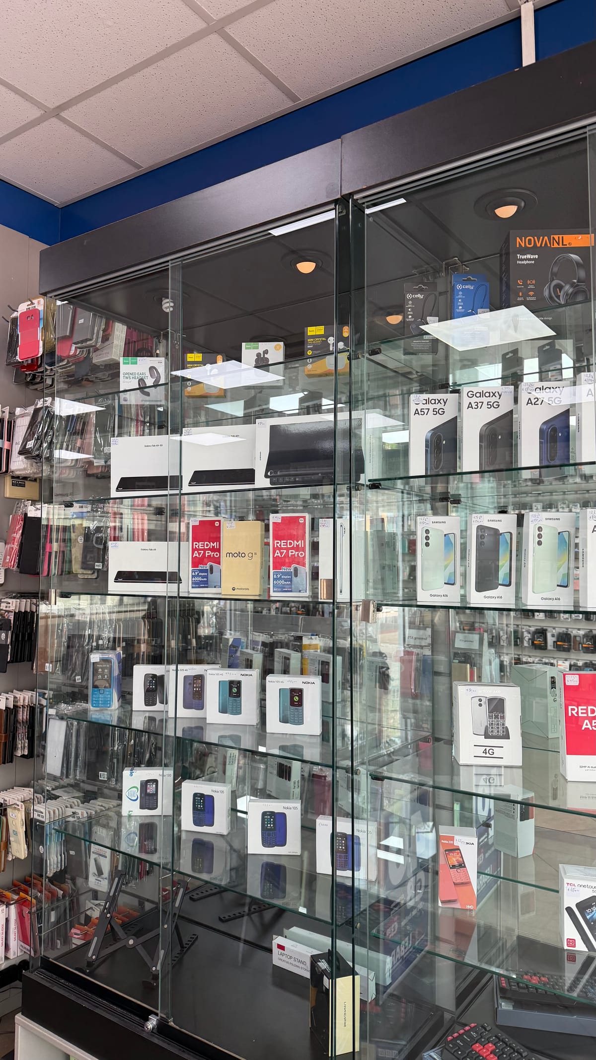 Vitrine met nieuwe smartphones van onder meer Samsung, Xiaomi en Huawei bij Hosseini Telecom in Apeldoorn