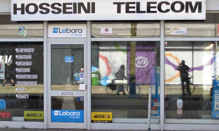 Winkelpui van Hosseini Telecom in het centrum van Apeldoorn
